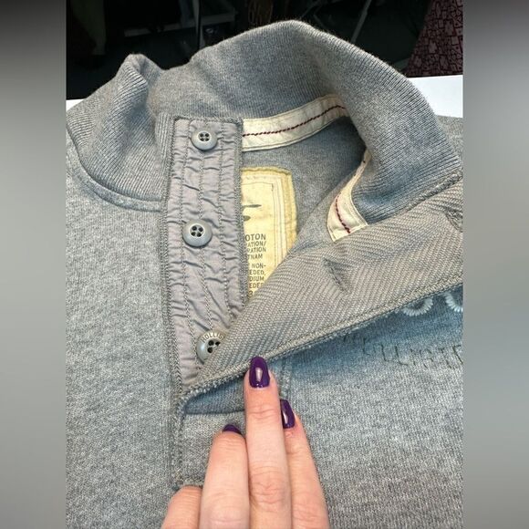 Men’s XL Hollister Sweatshirt - Small hole - Picture 7 of 9